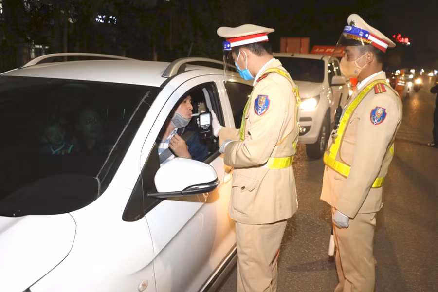 Lực lượng chức năng sử dụng ống thổi dùng 1 lần.