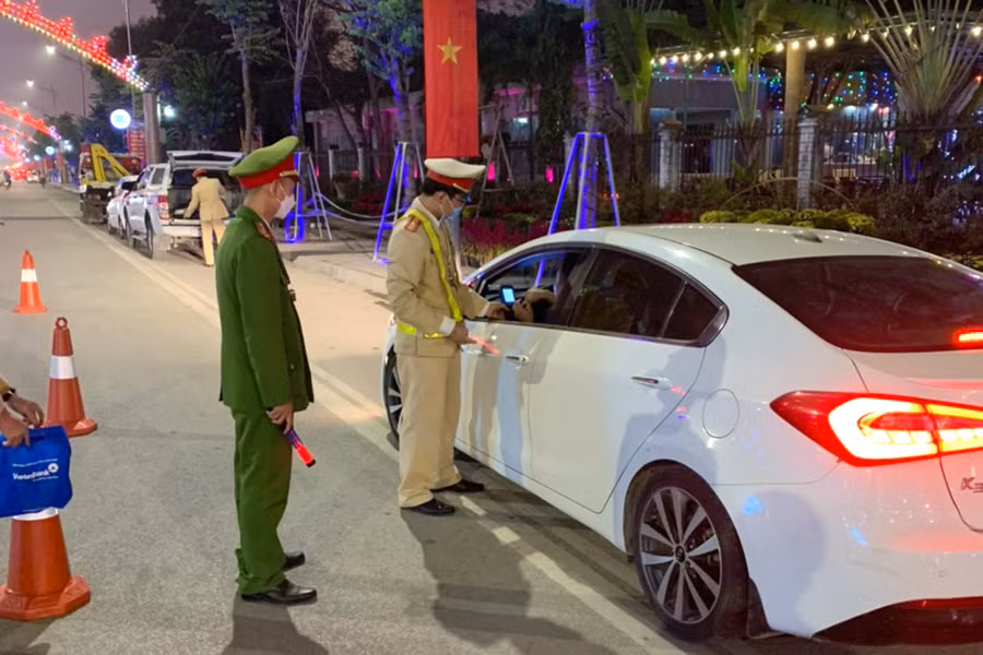 Kiểm tra nồng độ cồn tài xế ô tô.