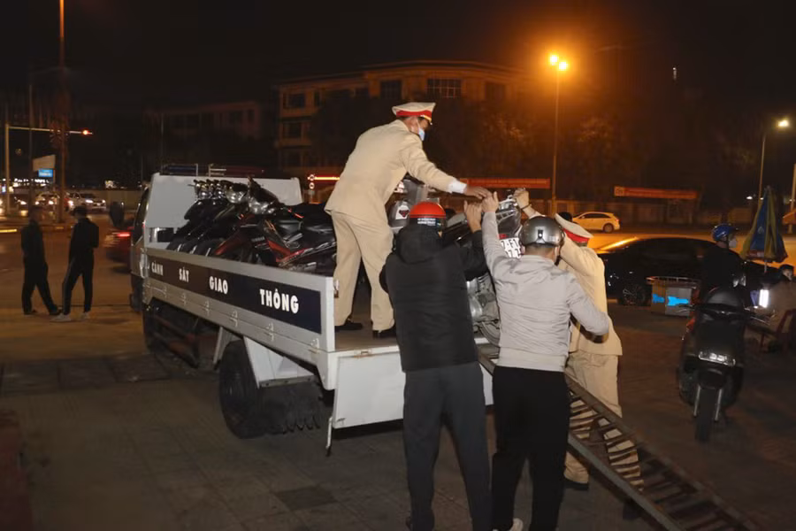 Các phương tiện bị lực lượng chức năng tạm giữ.