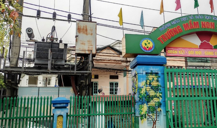 Trường Mầm non Đông Hương được xây dựng và hoạt động từ năm 1993. Năm 2005, một trạm biến đặt áp sát với cổng trường gây sự bất an cho hàng trăm trẻ và giáo viên ở ngôi trường này. Ảnh: TL.