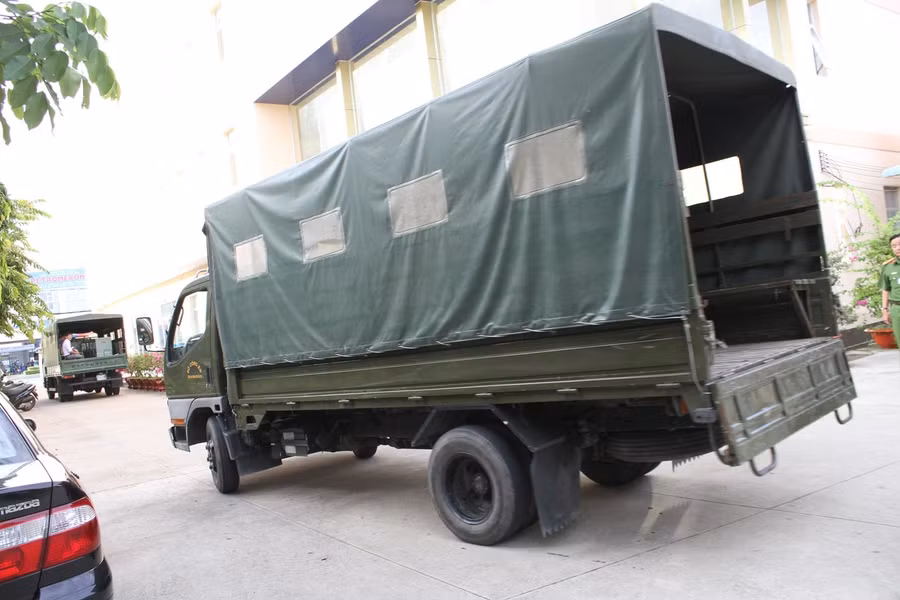 Đoàn xe chở đề thi đến các điểm thi tại TP Cần Thơ.