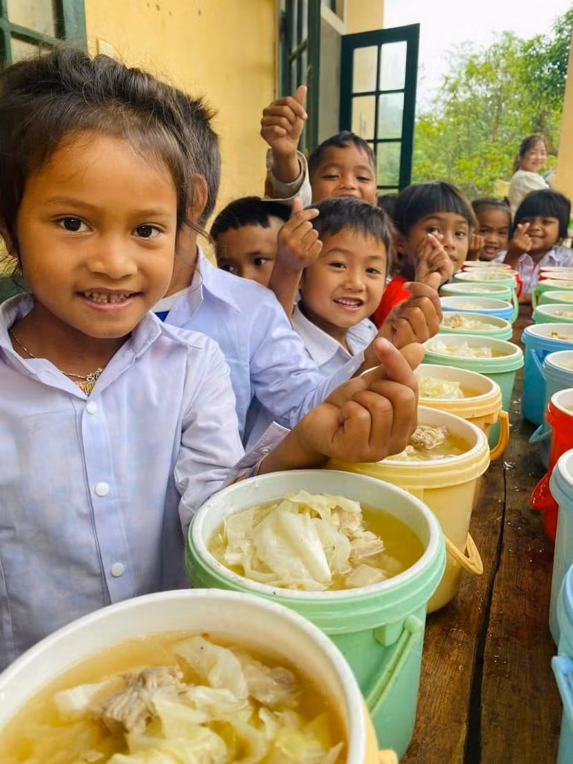 Bữa cơm miền núi tại điểm trường Trăng - Tà Puồng (Quảng Trị).