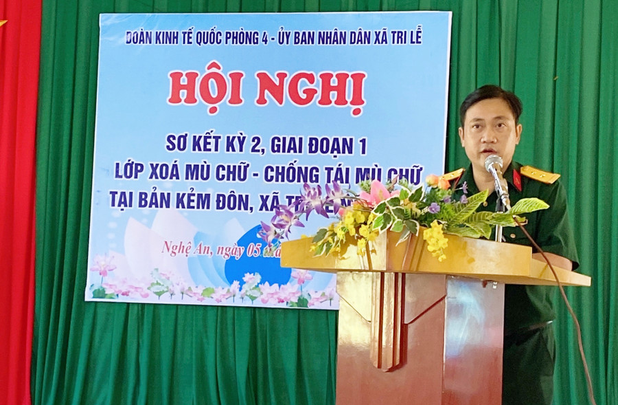 Cán bộ Đoàn Kinh tế - Quốc phòng 4 (đóng tại Nghệ An) động viên, khích lệ học viên tham gia các lớp học xóa mù chữ. Ảnh: NVCC Cán bộ Đoàn Kinh tế - Quốc phòng 4 (đóng tại Nghệ An) động viên, khích lệ học viên tham gia các lớp học xóa mù chữ. Ảnh: NVCC