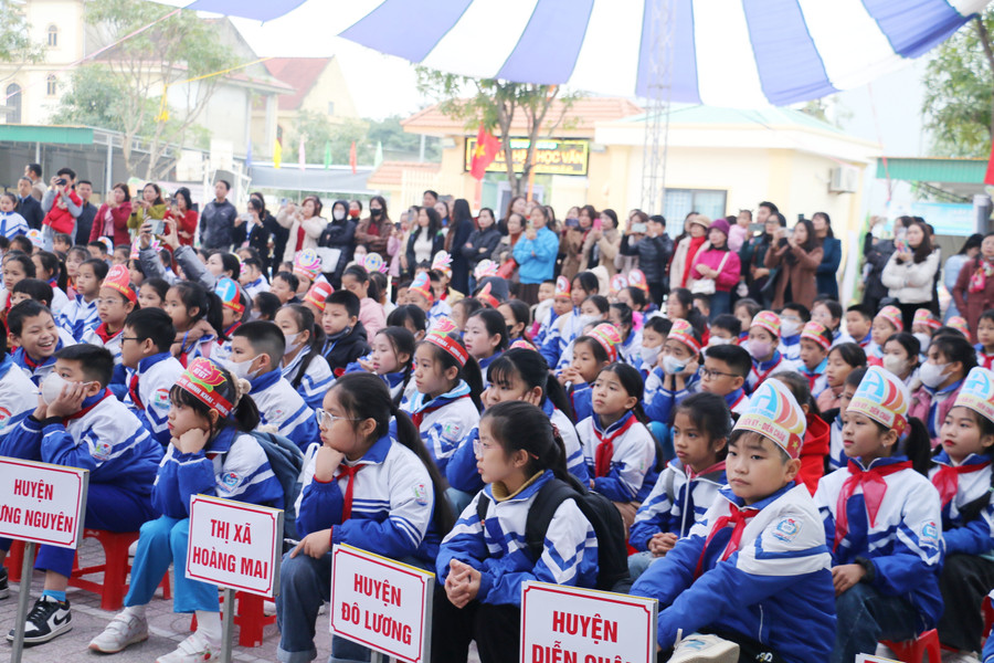 Tham gia chương trình có hơn 200 học sinh, giáo viên đại diện cho các trường tiểu học của 21 huyện, thành, thị trên địa bàn tỉnh Nghệ An. Ảnh: Hồ Lài Tham gia chương trình có hơn 200 học sinh, giáo viên đại diện cho các trường tiểu học của 21 huyện, thành, thị trên địa bàn tỉnh Nghệ An. Ảnh: Hồ Lài