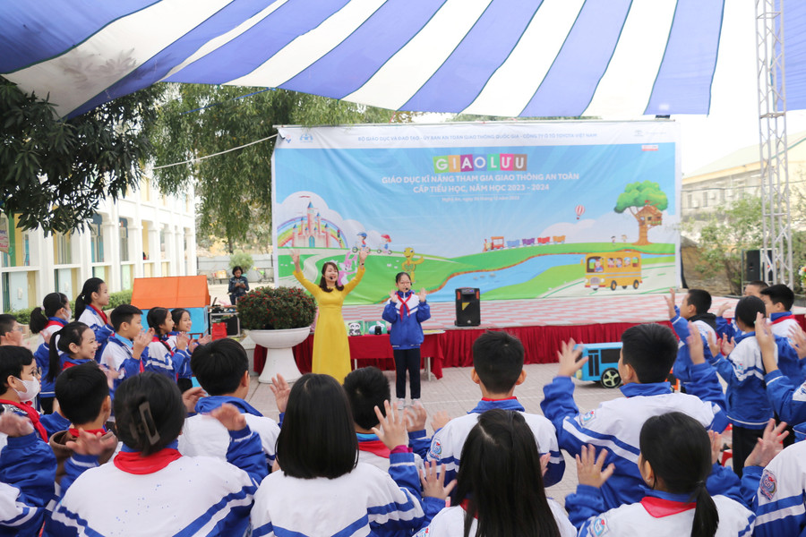 Sở GD&ĐT Nghệ An tổ chức Giao lưu Giáo dục kĩ năng tham gia giao thông an toàn cấp tiểu học năm học 2023 – 2024. Ảnh: Hồ Lài
