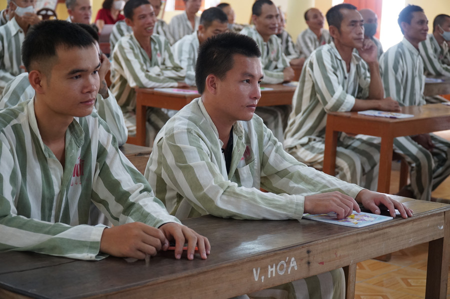 Học viên lớp văn hóa xóa mù chữ tại Trại giam số 3 - Bộ Công an. Ảnh: Hồ Lài