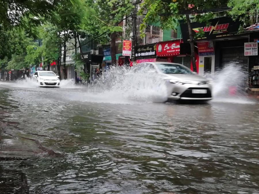 Xe ô tô đi lại trên tuyến đường Đinh Công Tráng. Xe ô tô đi lại trên tuyến đường Đinh Công Tráng.