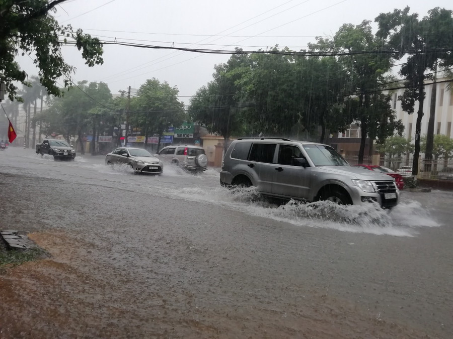 Tuyến đường Nguyễn Thị Minh Khai ngập như sông sau trận mưa lớn từ tối 2/9 đến trưa 3/9. Tuyến đường Nguyễn Thị Minh Khai ngập như sông sau trận mưa lớn từ tối 2/9 đến trưa 3/9.