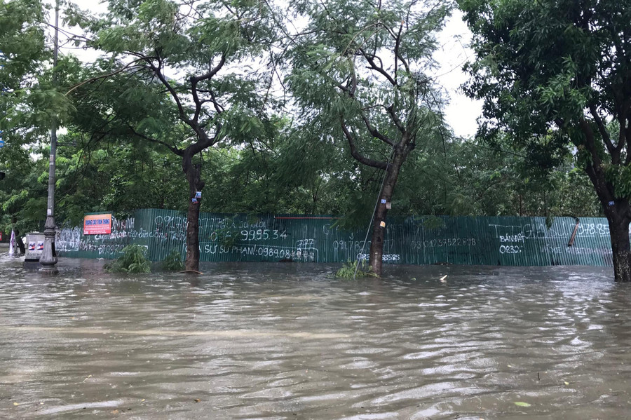 Một số tuyến đường đã ngập sâu nửa mét. Một số tuyến đường đã ngập sâu nửa mét.