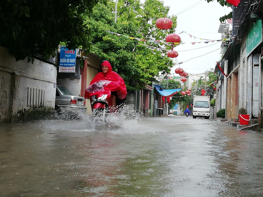 Trong các ngõ phố nước cũng dâng cao mấp mé nền nhà dân. Trong các ngõ phố nước cũng dâng cao mấp mé nền nhà dân.