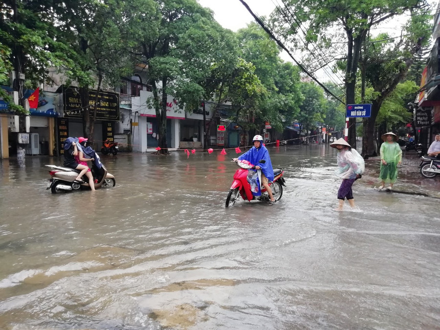 Người dân căng dây cảnh báo đoạn đường ngập sâu.