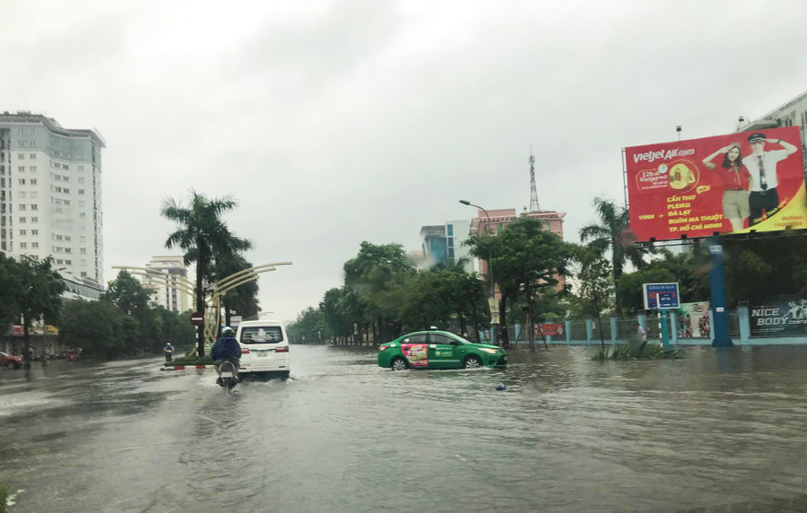 Đại lộ Lênin sáng 3/9 cũng bị ngập nước trên bề mặt đường. Đại lộ Lênin sáng 3/9 cũng bị ngập nước trên bề mặt đường.
