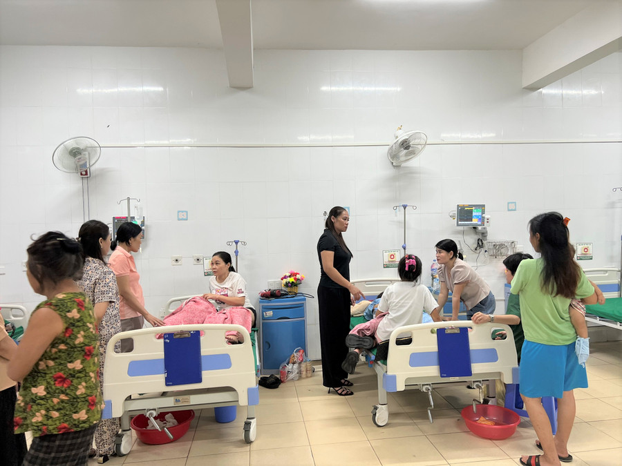 Ban giám hiệu, giáo viên Trường Phổ thông DTBT THCS Lưu Kiền có mặt tại Trung tâm y tế hỗ trợ gia đình chăm sóc 2 cô giáo gặp nạn. Ảnh: NTCC. Ban giám hiệu, giáo viên Trường Phổ thông DTBT THCS Lưu Kiền có mặt tại Trung tâm y tế hỗ trợ gia đình chăm sóc 2 cô giáo gặp nạn. Ảnh: NTCC.