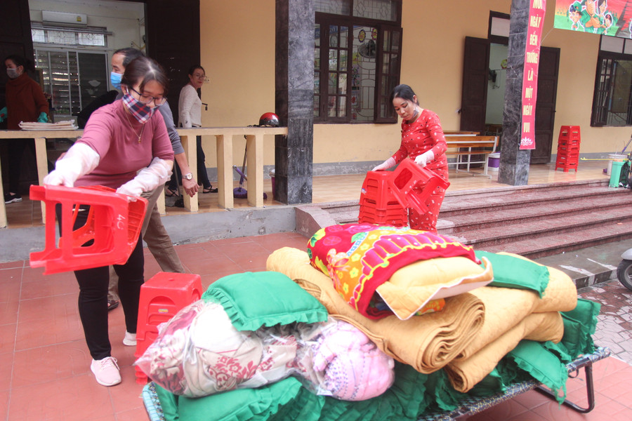 Chăn, đệm, gối, ghế ngồi của học sinh cũng được đem ra phơi nắng