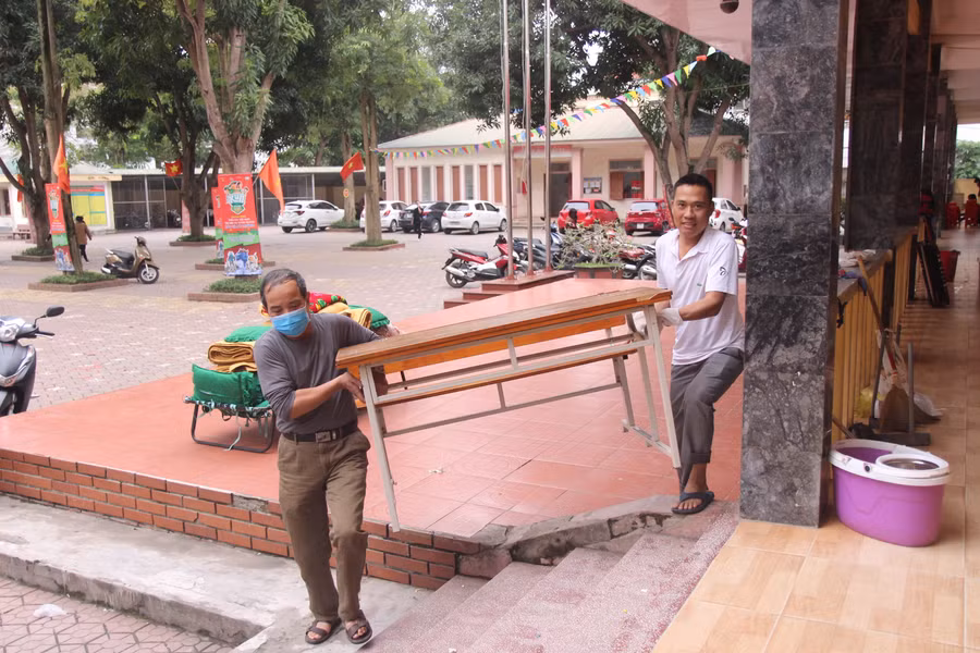 Mỗi tuần 2 lần, phụ huynh Trường Tiểu học Hưng Dũng sẽ tới trường để hỗ trợ giáo viên trong vệ sinh trường lớp