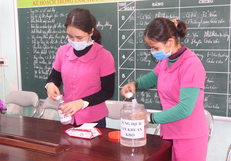Trước tình trạng khan hiếm nước rửa tay, các cô trường mầm non Quán Hành tự pha dung dịch sát khuẩn khô cho các bé
