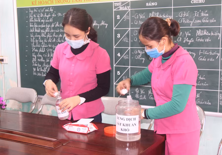 Trước tình trạng khan hiếm nước rửa tay, các cô trường mầm non Quán Hành tự pha dung dịch sát khuẩn khô cho các bé