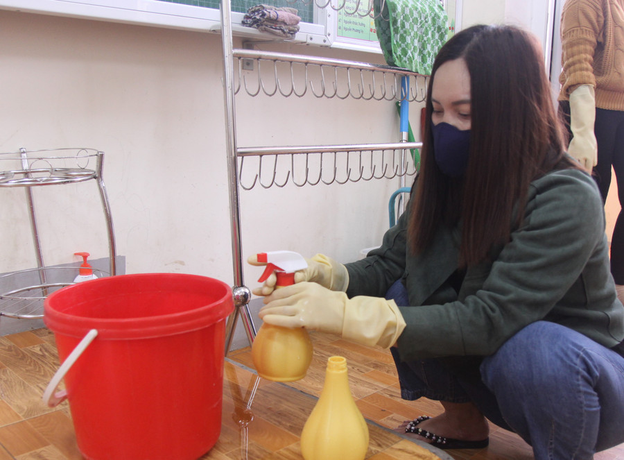 Pha dung dịch tẩy rửa cloramin B để khử khuẩn lớp học