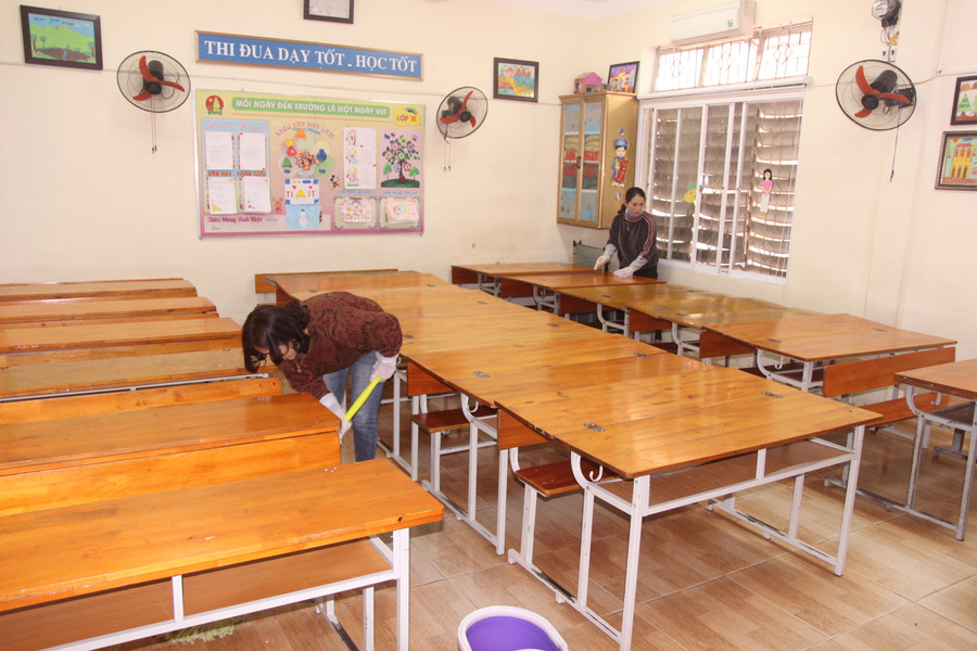 Lau dọn bàn ghế, phòng học được thực hiện thường xuyên tại Trường Tiểu học Hưng Dũng 2 (TP Vinh, Nghệ An)
