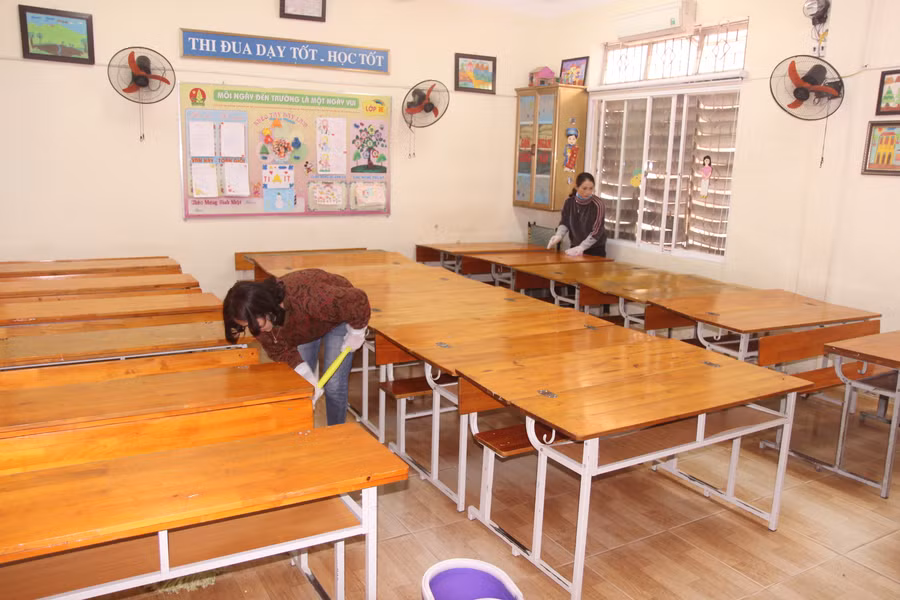 Lau dọn bàn ghế, phòng học được thực hiện thường xuyên tại Trường Tiểu học Hưng Dũng 2 (TP Vinh, Nghệ An)