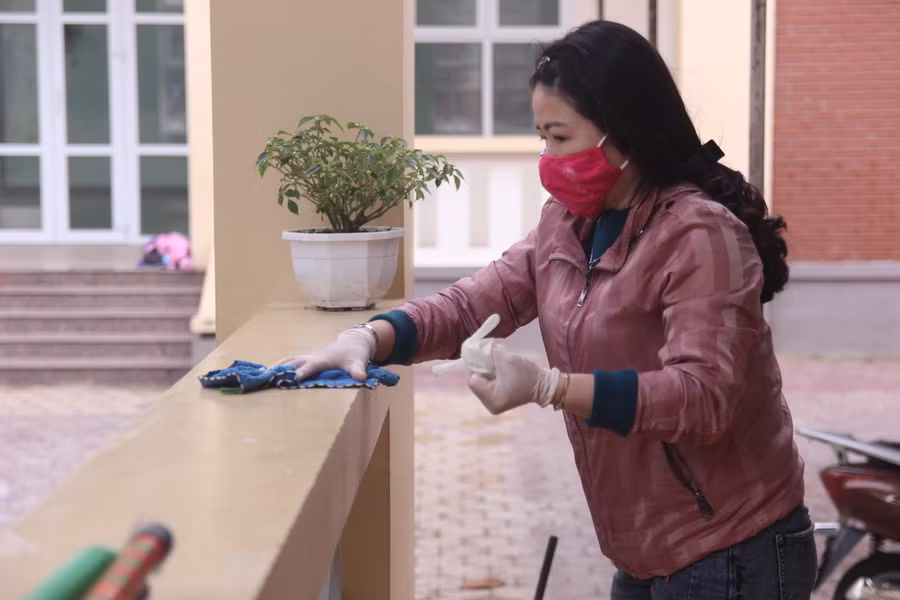 Khu vực lan can, hàng lang lớp học nơi học sinh thường xuyên hoạt động cũng được vệ sinh sạch sẽ