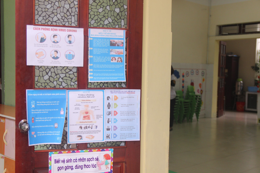 Trước mỗi phòng học đều có dán tờ rơi nhắc nhở học sinh và cả phụ huynh, giáo viên cách phòng trách dịch bệnh do virus nCoV