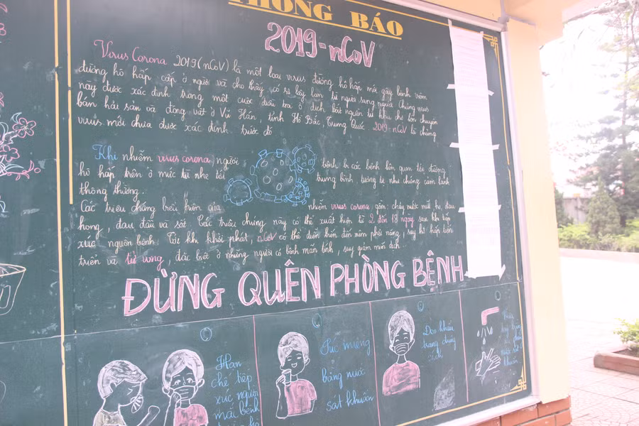 Bảng tin tại Trường THPT Nghi Lộc 4 (huyện Nghi Lộc, Nghệ An). Trong trường có 17 học sinh có người thân trờ về từ Trung Quốc. Tuy nhiên qua nắm bắt theo dõi, không có em học sinh nào bị ốm, sốt hay nghi mắc virus nCoV