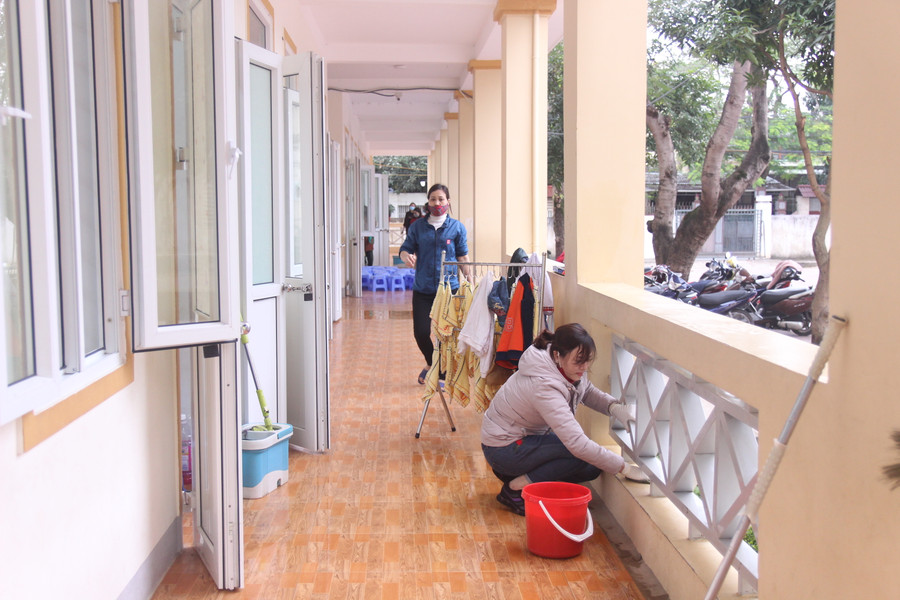 Việc vệ sinh trường lớp sạch sẽ, tao môi trường an toàn, lành mạnh cho học sinh có sự tham gia tích cực của phụ huynh