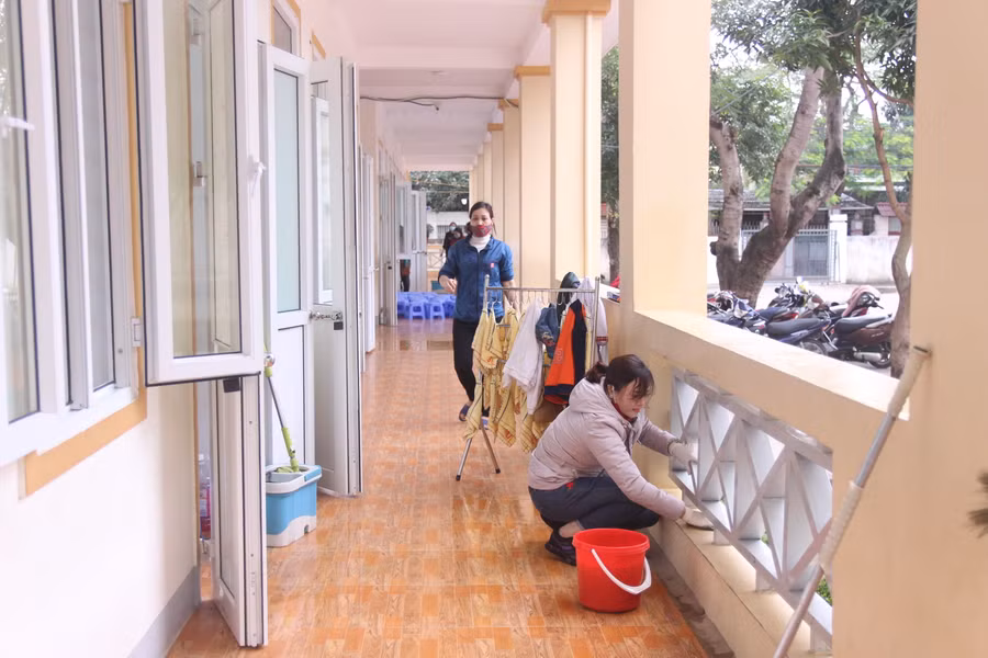 Việc vệ sinh trường lớp sạch sẽ, tao môi trường an toàn, lành mạnh cho học sinh có sự tham gia tích cực của phụ huynh