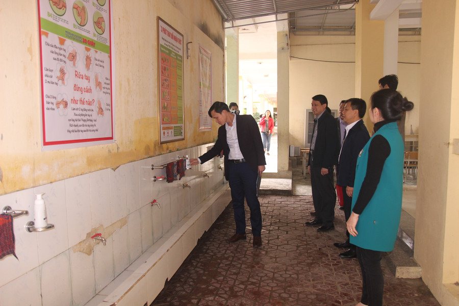 Qua nhiều nguồn huy động, các trường đã trang bị đầy đủ nước rửa tay cho học sinh khi các em đi học trở lại