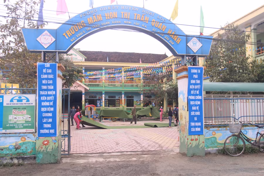 Trường Mầm non thị trấn Quán Hành (Nghi Lộc) luôn mở cửa và có giáo viên trực vệ sinh trong thời gian các cháu nghỉ phòng dịch bệnh