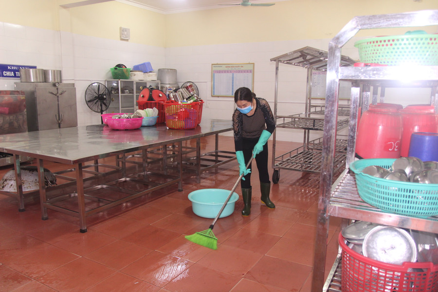 Khu vực bếp ăn được đặc biệt chú trọng lau dọn vì đây là nơi phụ vụ cơm bán trú cho học sinh toàn trường