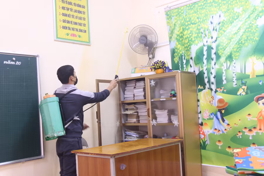 Phụ huynh hỗ trợ trong công tác phun khử khuẩn tại Trường Tiểu học Hưng Dũng 2 (TP Vinh, Nghệ An)