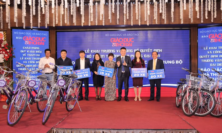 Trao 100 xe đạp cho học sinh khó khăn vươn lên trong học tập.