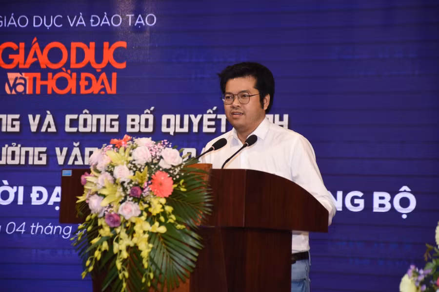 Nhà báo Nguyễn Văn Dũng phát biểu nhận nhiệm vụ Trưởng Văn phòng đại diện Báo Giáo dục&amp;Thời đại khu vực Bắc Trung Bộ.