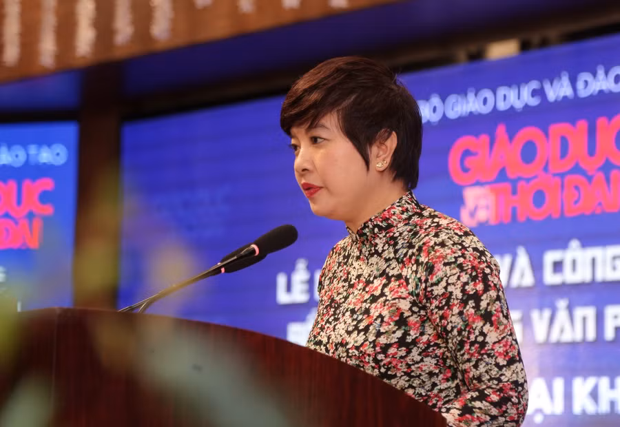 Nhà báo Dương Thanh Hương - Phó Tổng biên tập Báo Giáo dục&amp;Thời đại đọc Quyết định thành lập Văn phòng đại biện khu vực Bắc Trung Bộ.