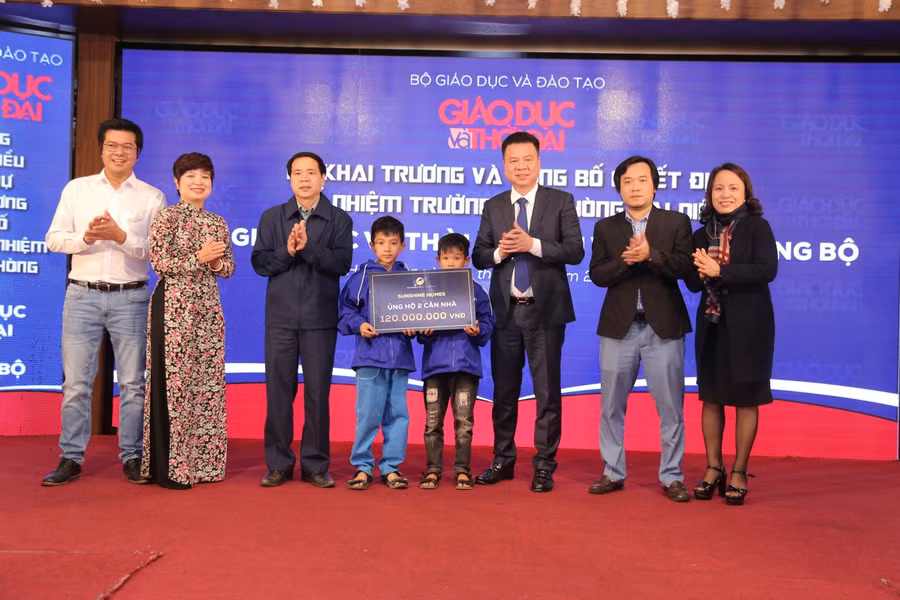 Tại buổi lễ, các doanh nghiệp đồng hành cùng Báo Giáo dục&amp;Thời đại ủng hộ 2 căn nhà cho 2 gia đình học sinh có hoàn cảnh đặc biệt khó khăn...