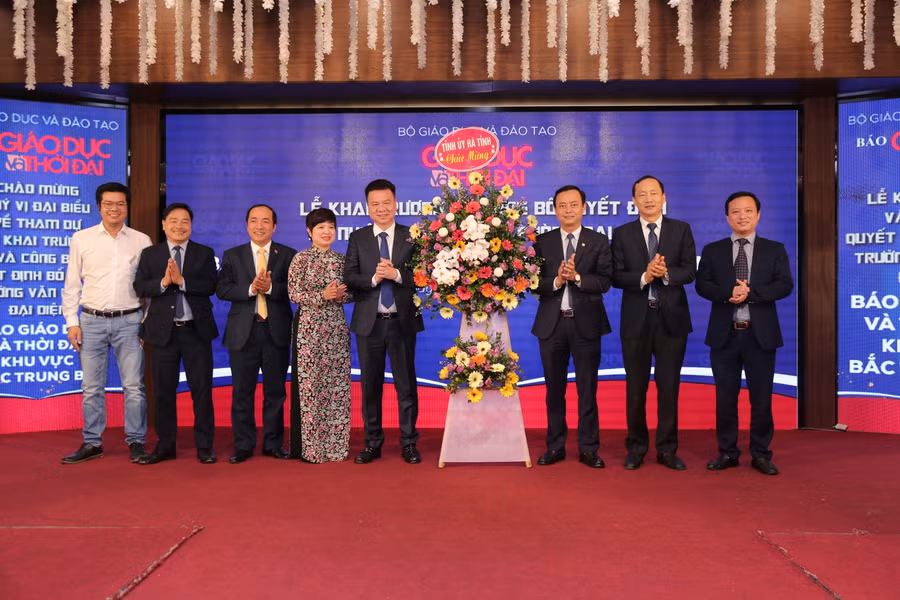 Lãnh đạo tỉnh Hà Tĩnh chúc mừng khai trương Văn phòng đại diện Báo Giáo dục &amp;Thời đại khu vực Bắc Trung Bộ.