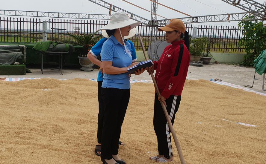 Đại lý thu BHXH xã Hoa Thủy tư vấn cho người dân về lợi ích của việc tham gia BHXH tự nguyện, BHYT hộ gia đình