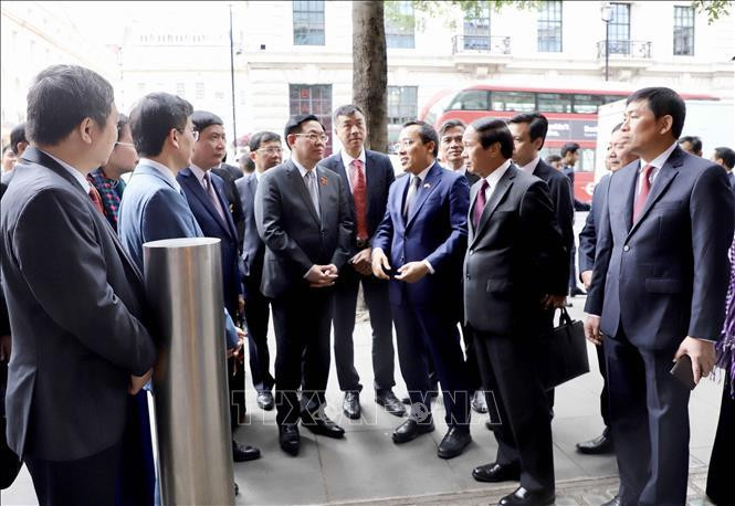 Chủ tịch Quốc hội Vương Đình Huệ và các đại biểu tham quan khu lưu niệm Chủ tịch Hồ Chí Minh thủ đô London. Ảnh: TTXVN Chủ tịch Quốc hội Vương Đình Huệ và các đại biểu tham quan khu lưu niệm Chủ tịch Hồ Chí Minh thủ đô London. Ảnh: TTXVN
