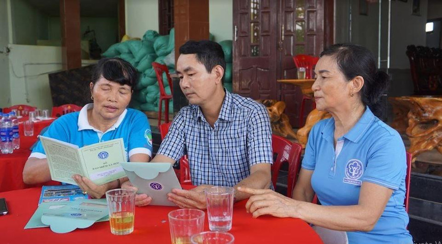 Tuyên truyền để người dân hiểu và tham gia BHXH tự nguyện, BHYT hộ gia đình ở Quảng Bình. Ảnh: Duy Nguyễn