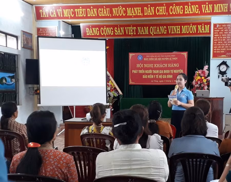 Tuyên truyền về chính sách BHXH tự nguyên, BHYT hộ gia đình theo nhóm nhỏ tại Lệ Thủy, Quảng Bình.