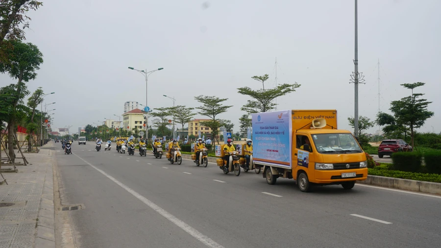 Đoàn diễu hành thông tin lưu động vận động người dân tham gia BHXH tự nguyện, BHYT hộ gia đình. Ảnh: Báo Quảng Bình