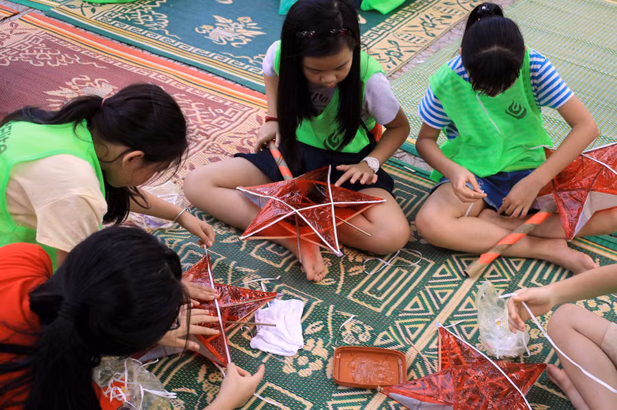 Được làm những đồ chơi dân gian giúp trẻ hiểu và giữ gìn các giá trị văn hóa truyền thống