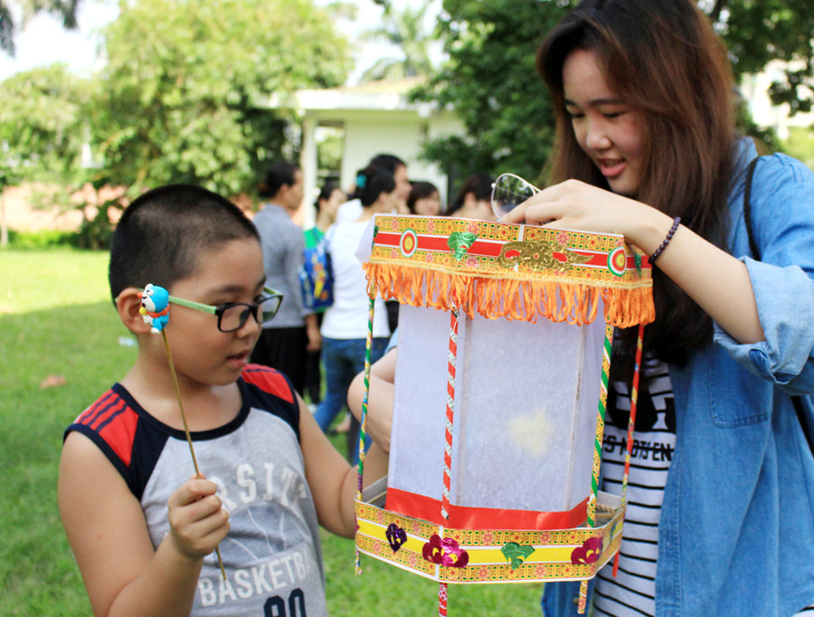 Chiếc đèn kéo quân với những họa tiết bắt mắt luôn thu hút sự quan tâm của trẻ em