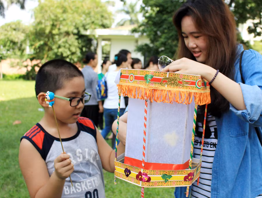 Chiếc đèn kéo quân với những họa tiết bắt mắt luôn thu hút sự quan tâm của trẻ em