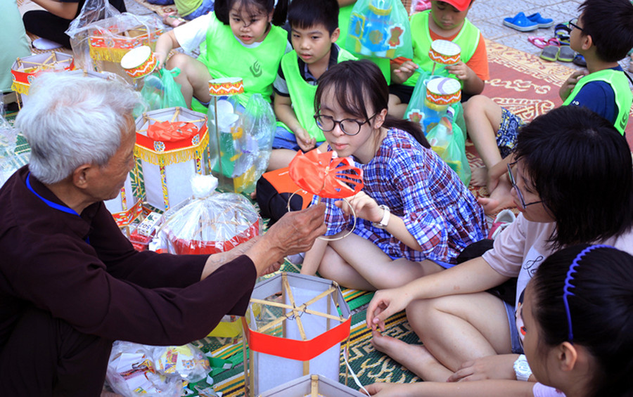 Hướng dẫn trẻ tiếp cận với đồ chơi dân gian cũng là cách để các nghệ nhân gắn bó và bảo tồn nghề thủ công truyền thống