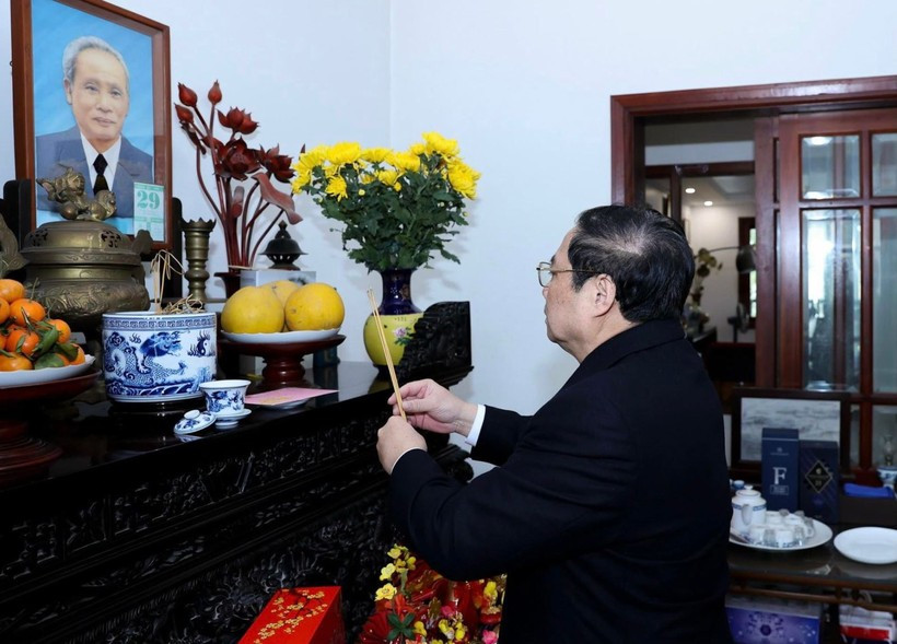Thủ tướng Phạm Minh Chính dâng hương, tưởng niệm cố Thủ tướng Phạm Văn Đồng. Ảnh: Dương Giang/TTXVN.