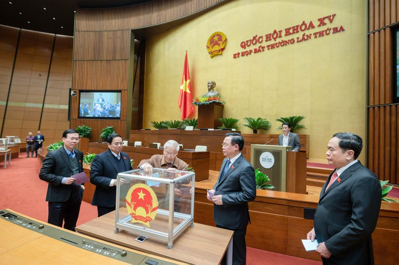 Tổng Bí thư Nguyễn Phú Trọng và các đồng chí lãnh đạo Đảng, Nhà nước bỏ phiếu miễn nhiệm Chủ tịch nước Nguyễn Xuân Phúc. Tổng Bí thư Nguyễn Phú Trọng và các đồng chí lãnh đạo Đảng, Nhà nước bỏ phiếu miễn nhiệm Chủ tịch nước Nguyễn Xuân Phúc.