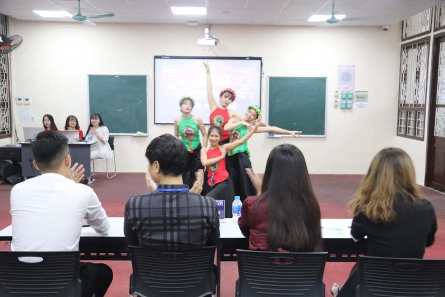 Một số tiết mục thi múa, hát của SV trong vòng "Hội ngộ". Một số tiết mục thi múa, hát của SV trong vòng "Hội ngộ".